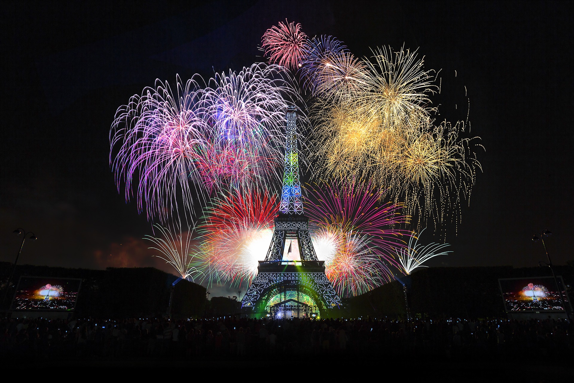 New-Year-Paris-Fireworks-2014-Wallpaper